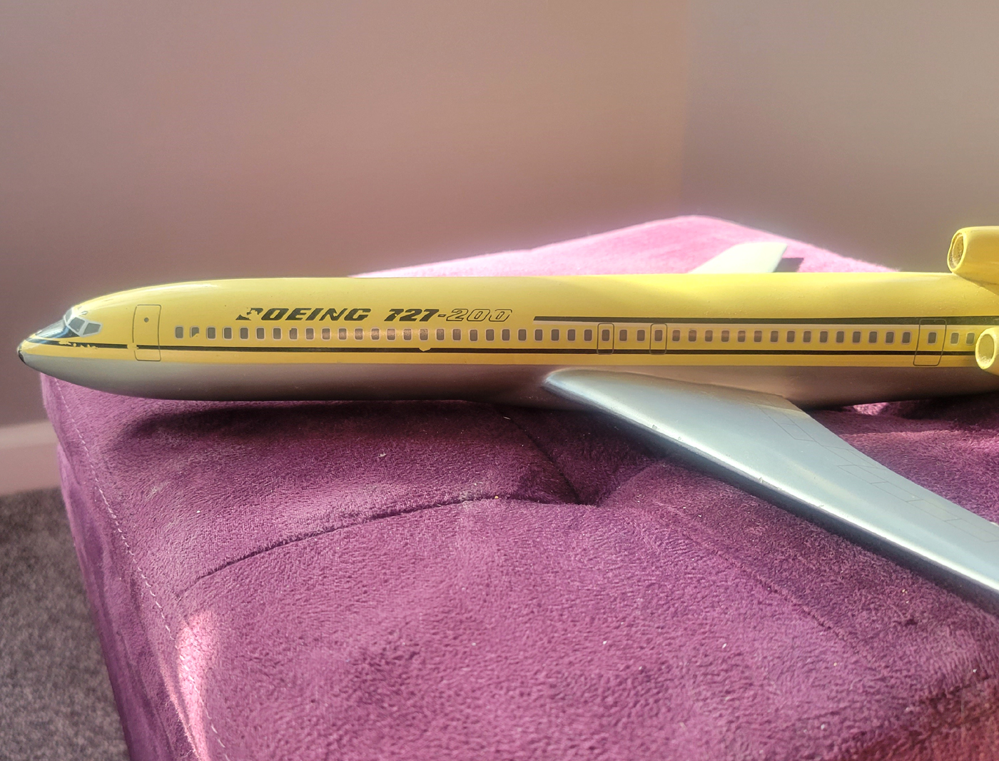 1/100 Boeing 727-200 House colours model for sale