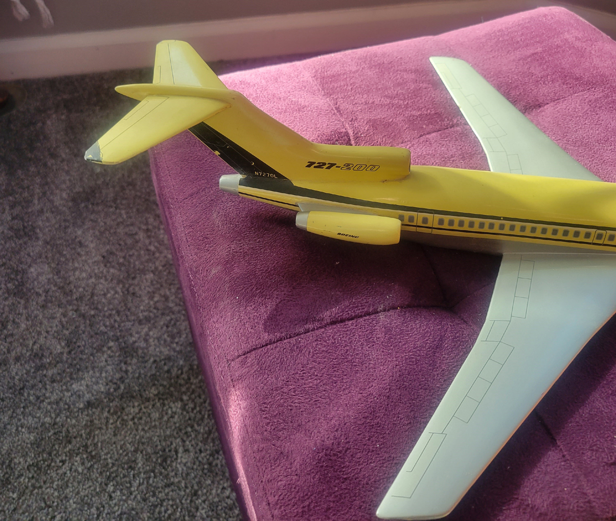 1/100 Boeing 727-200 House colours model for sale