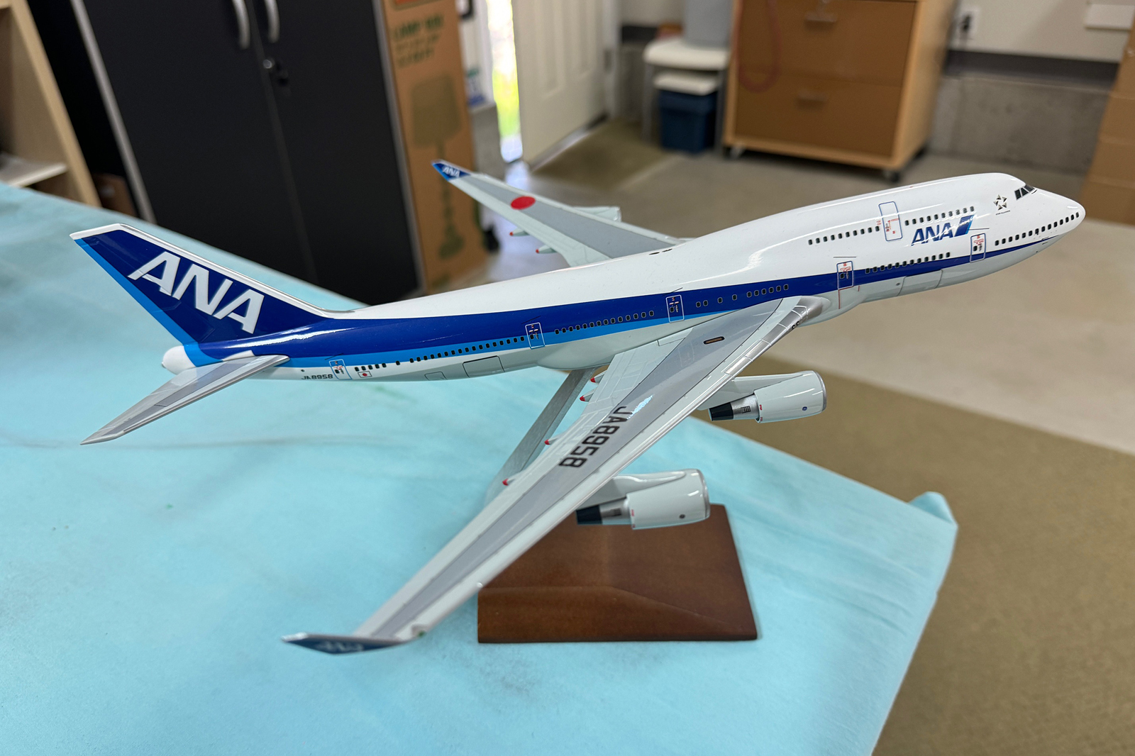 Pacmin 1/200 ANA Boeing 747-400 model for sale