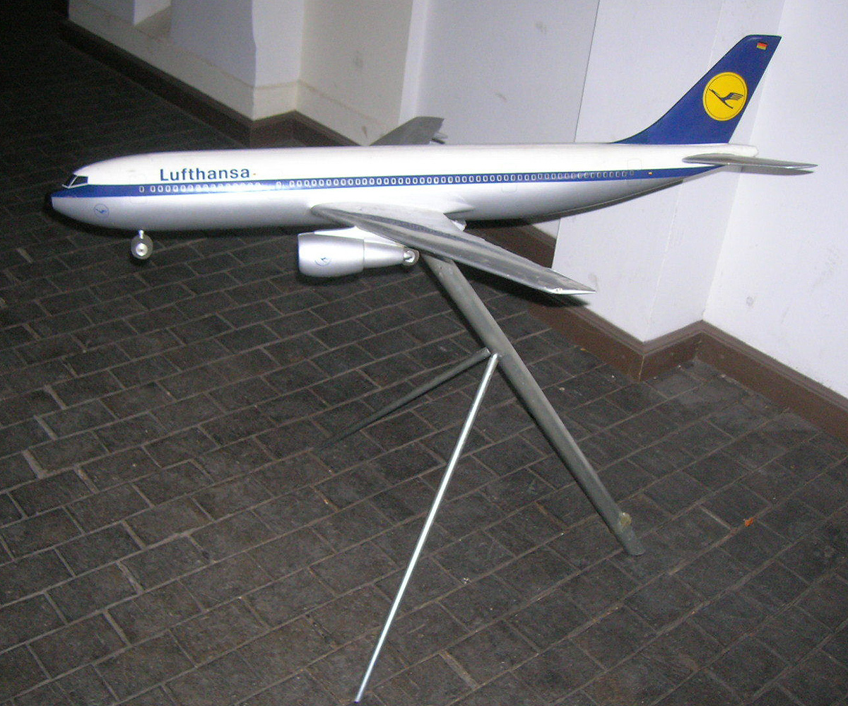 Space Models 1/50 Lufthansa Airbus A300