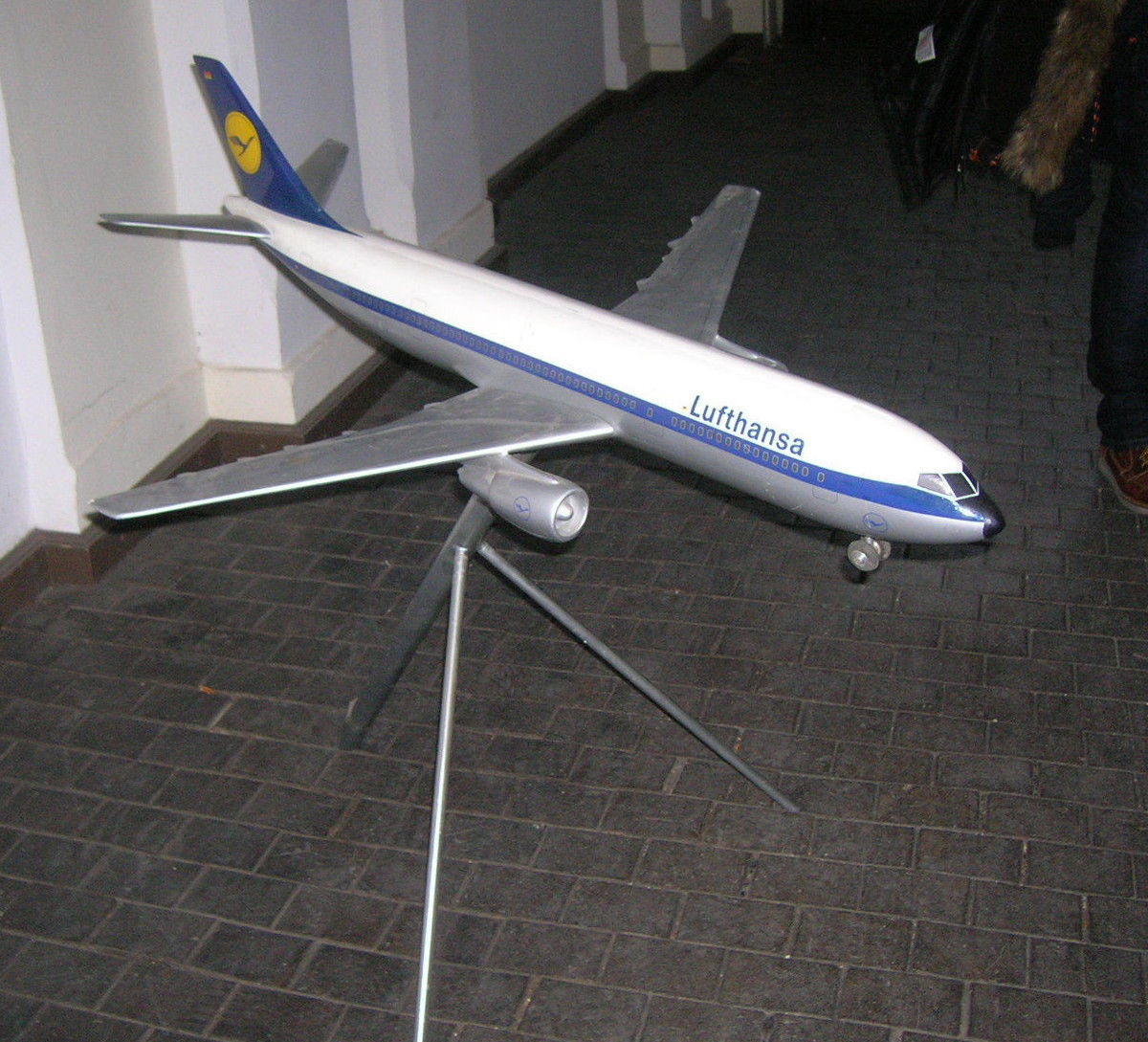 Space Models 1/50 Lufthansa Airbus A300