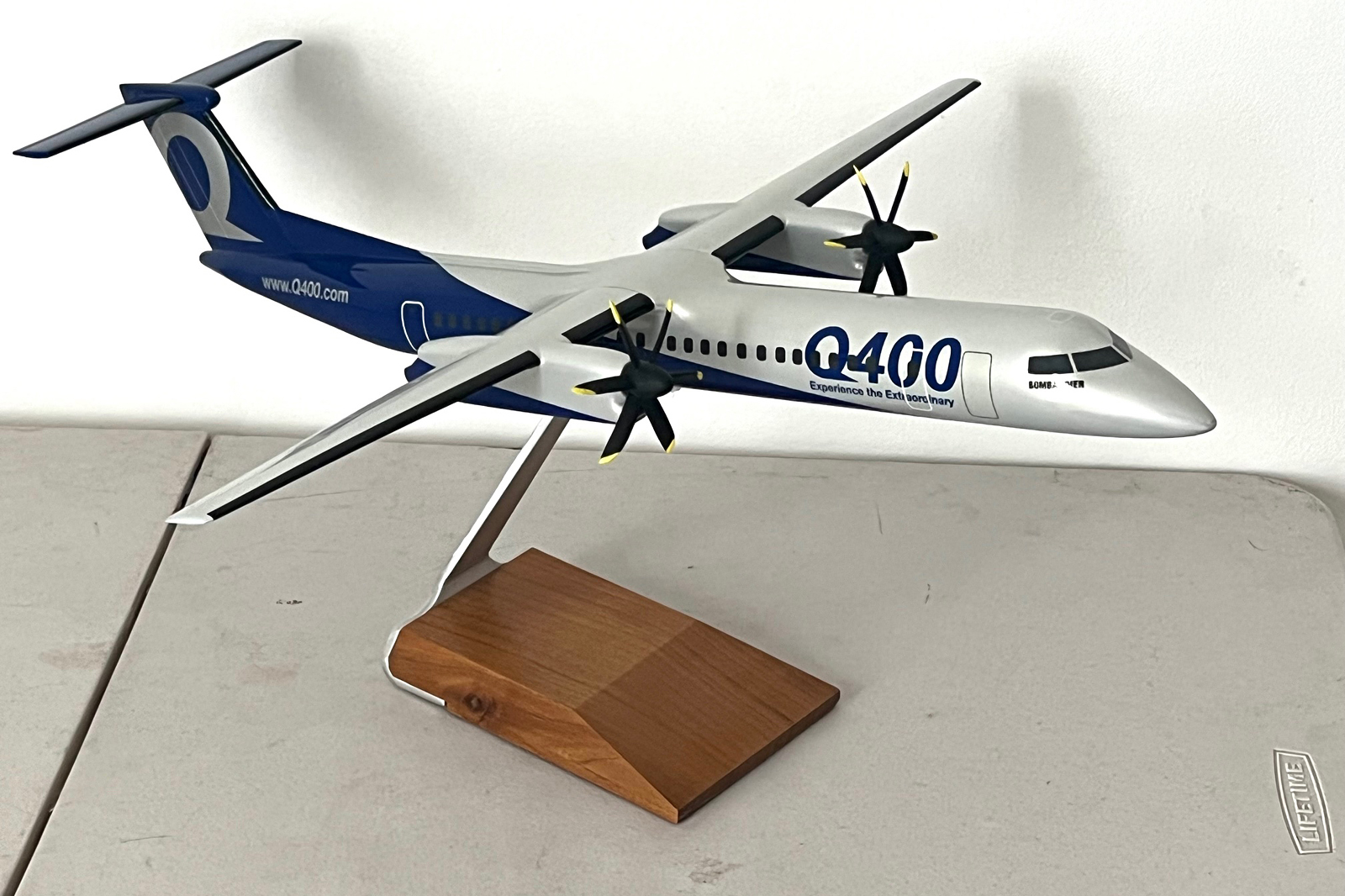 Pacmin 1/55 Bombardier Q400 model for sale