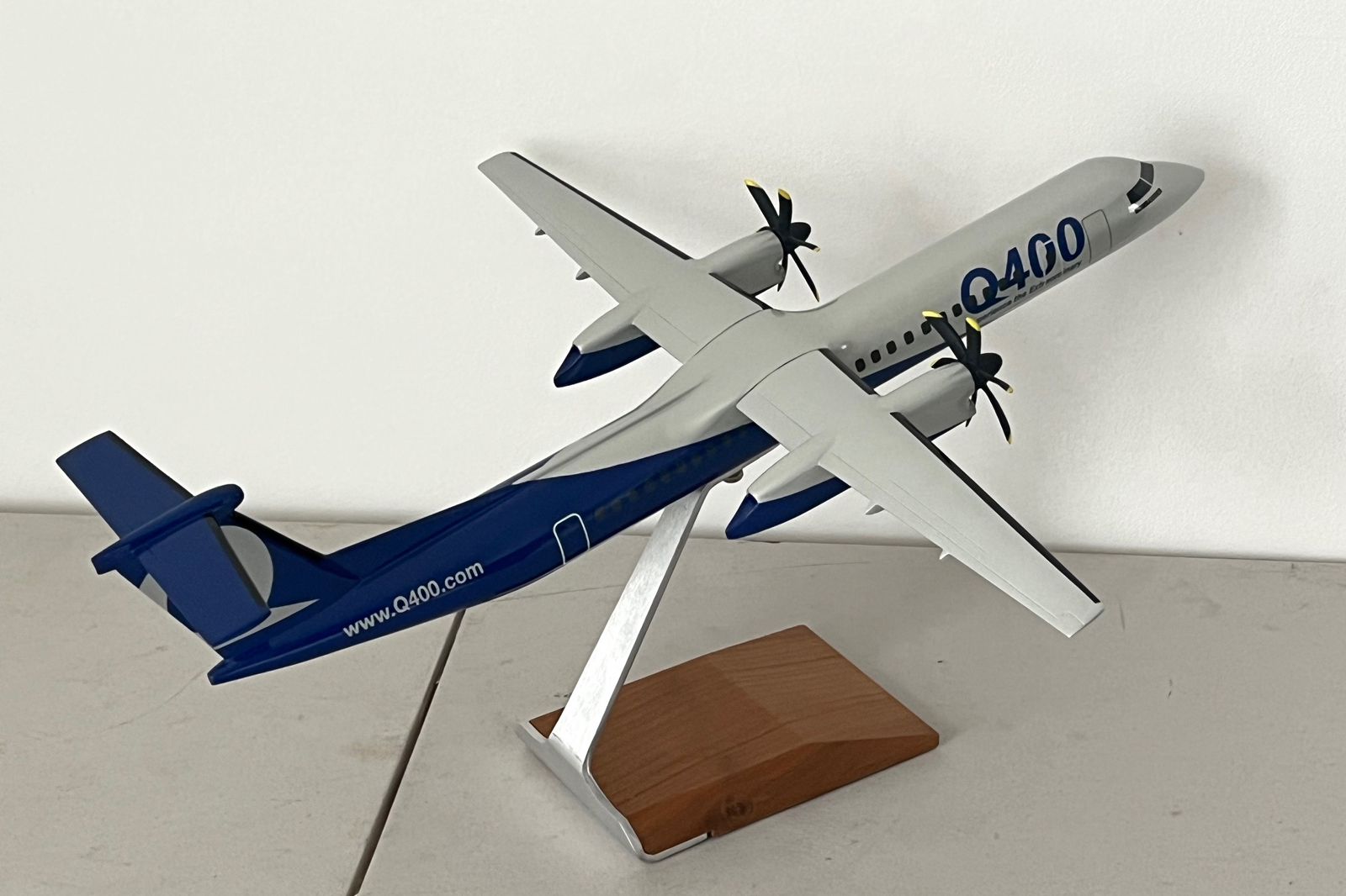 Pacmin 1/55 Bombardier Q400 model for sale