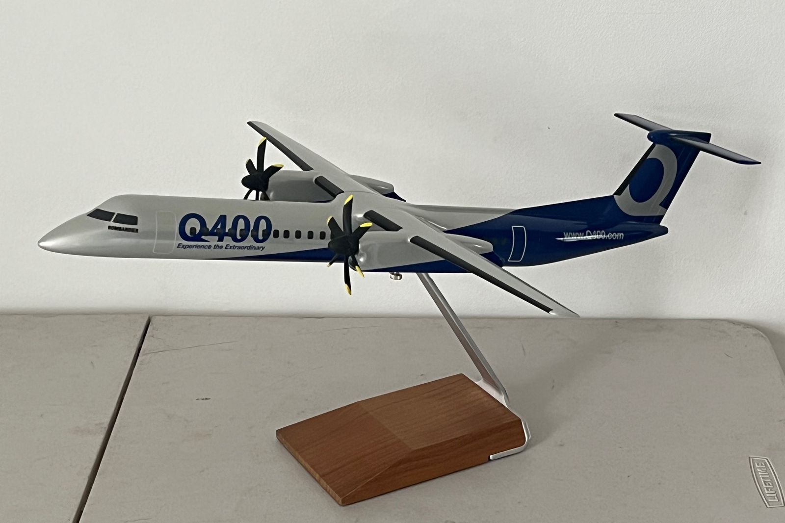 Pacmin 1/55 Bombardier Q400 model for sale