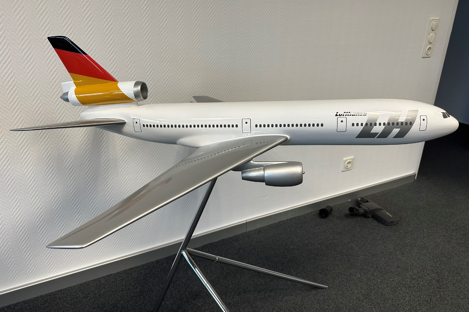 1/50 Lufthansa fantasy livery Boeing 747-200 & DC-10-30 models for sale