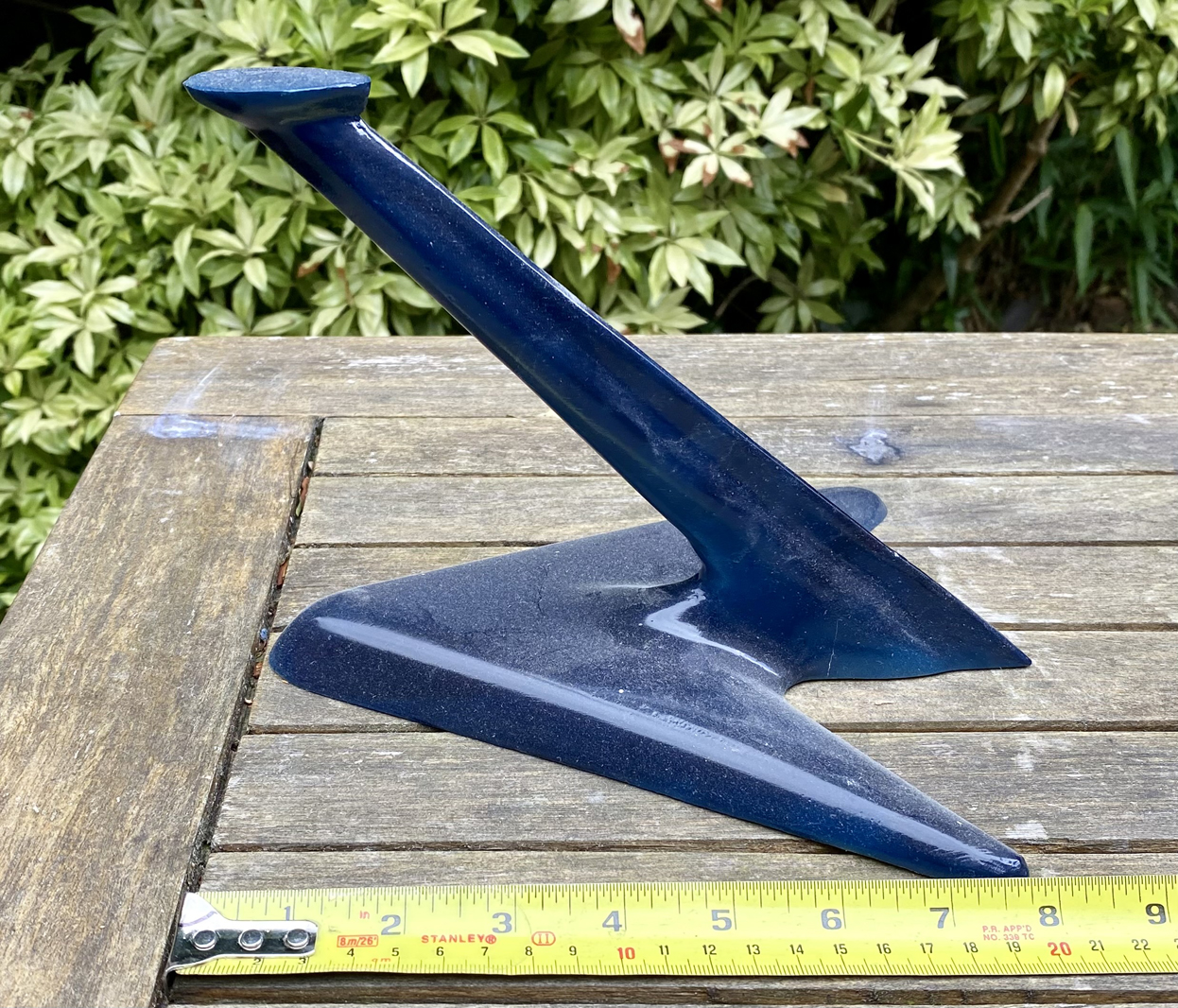 Reproduction BOAC Arrow Head stand in Westway / Peter Nelson