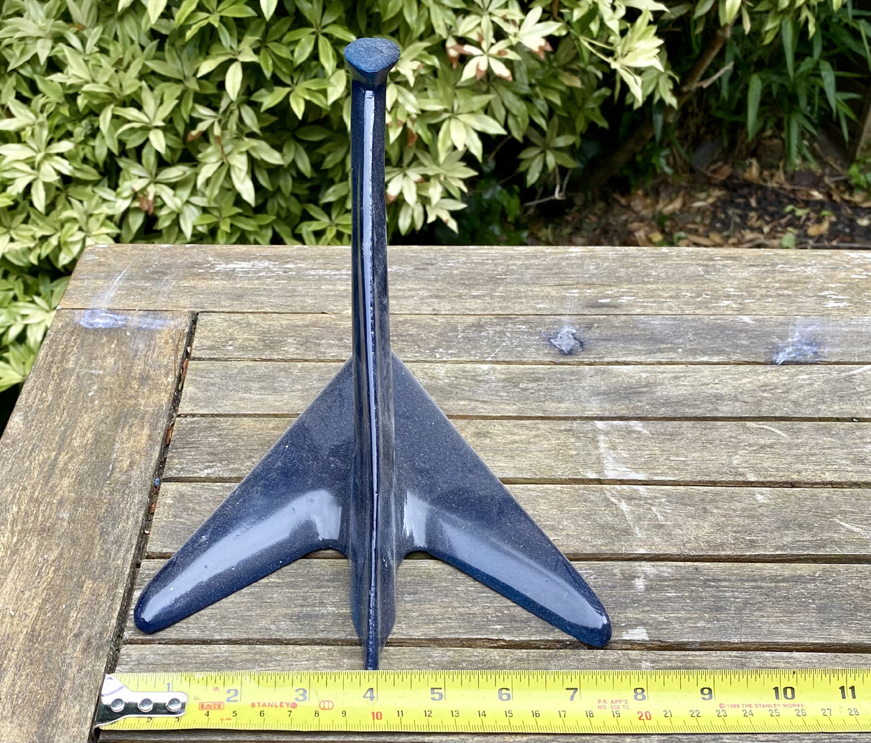 Reproduction BOAC Arrow Head stand in Westway / Peter Nelson