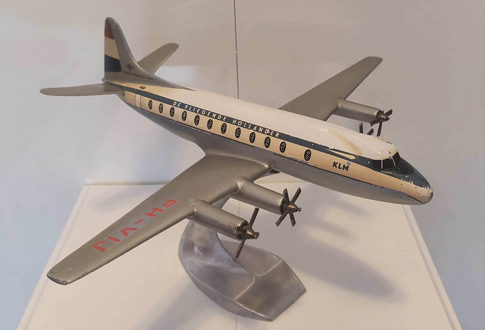 Raise up 1/100 KLM Vickers Viscount 700 model for sale