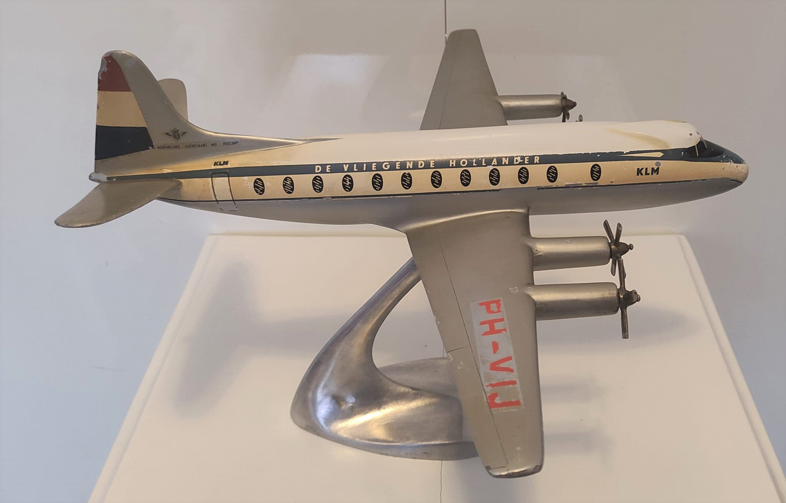 Raise up 1/100 KLM Vickers Viscount 700 model for sale