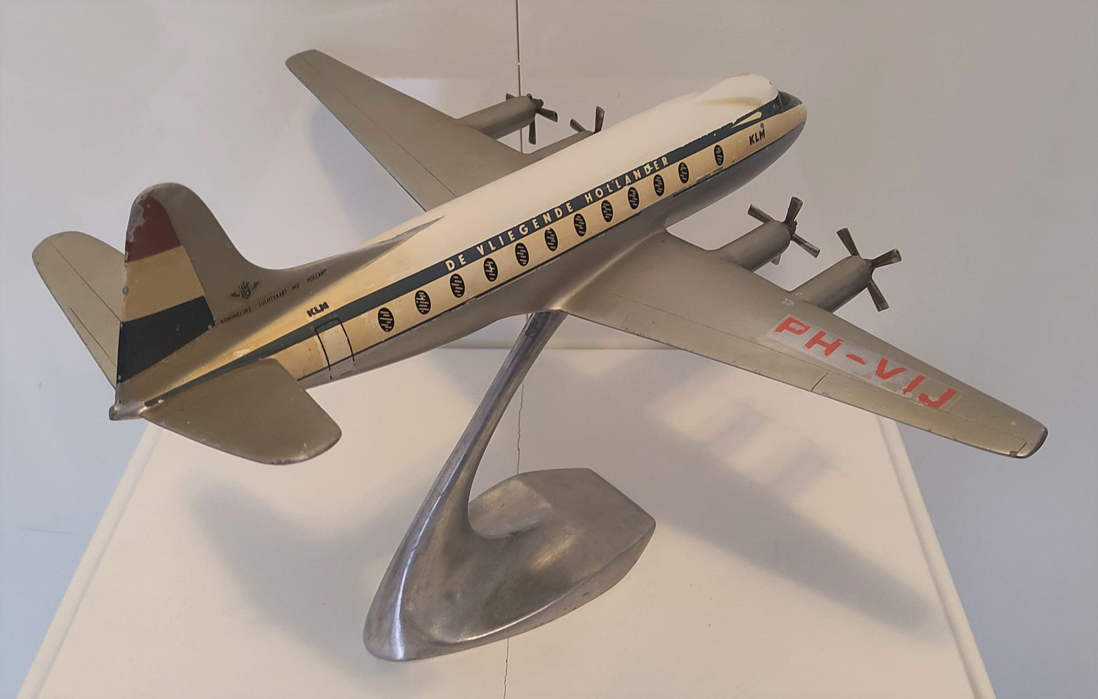 Raise up 1/100 KLM Vickers Viscount 700 model for sale