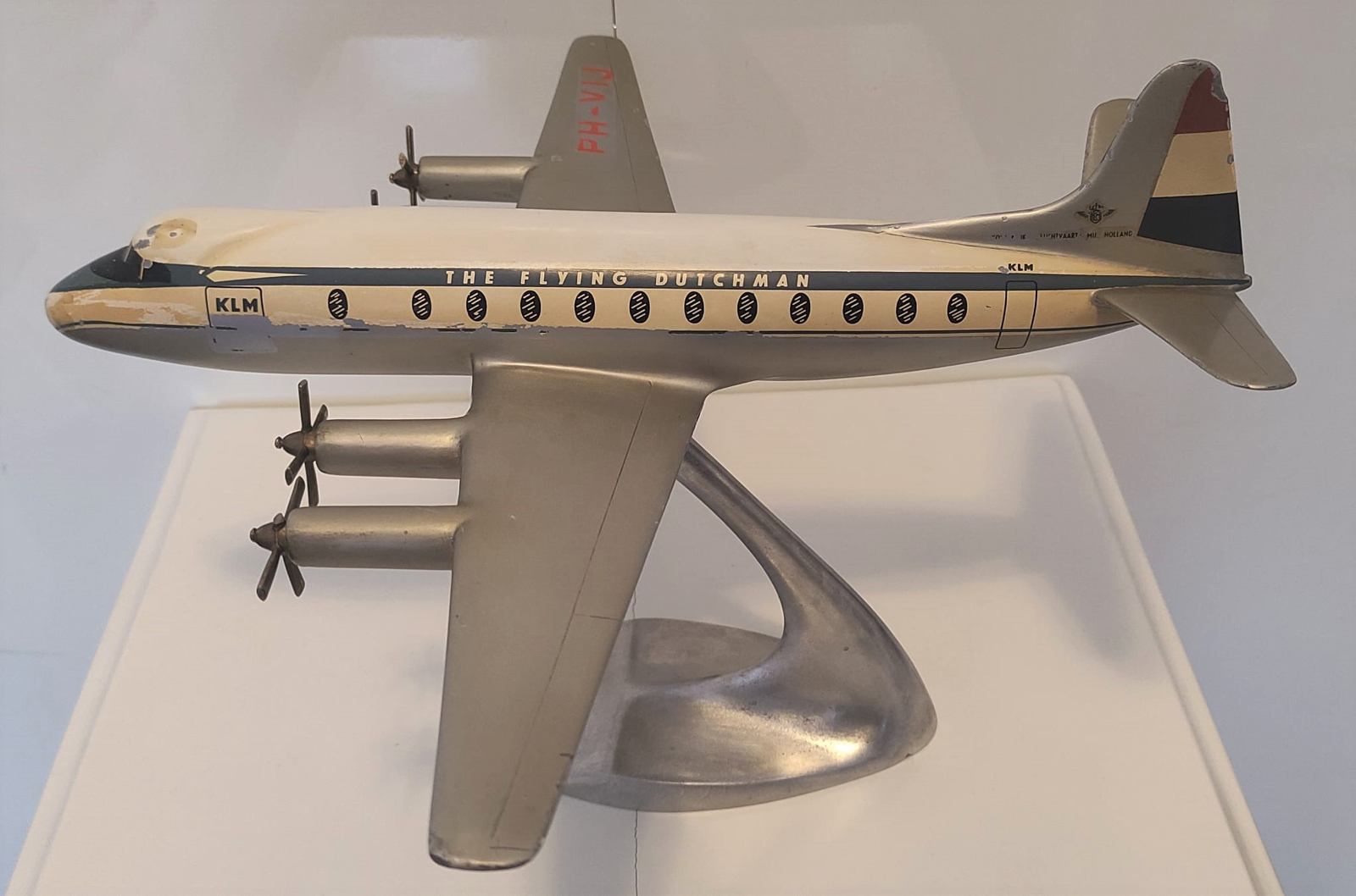 Raise up 1/100 KLM Vickers Viscount 700 model for sale